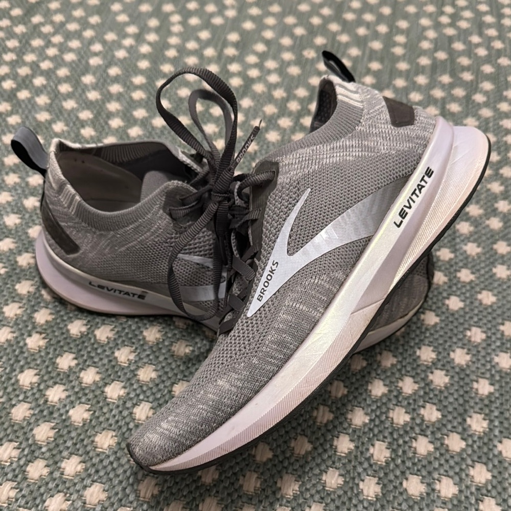 Brooks Levitate Women's Athletic Shoes - Gray and White